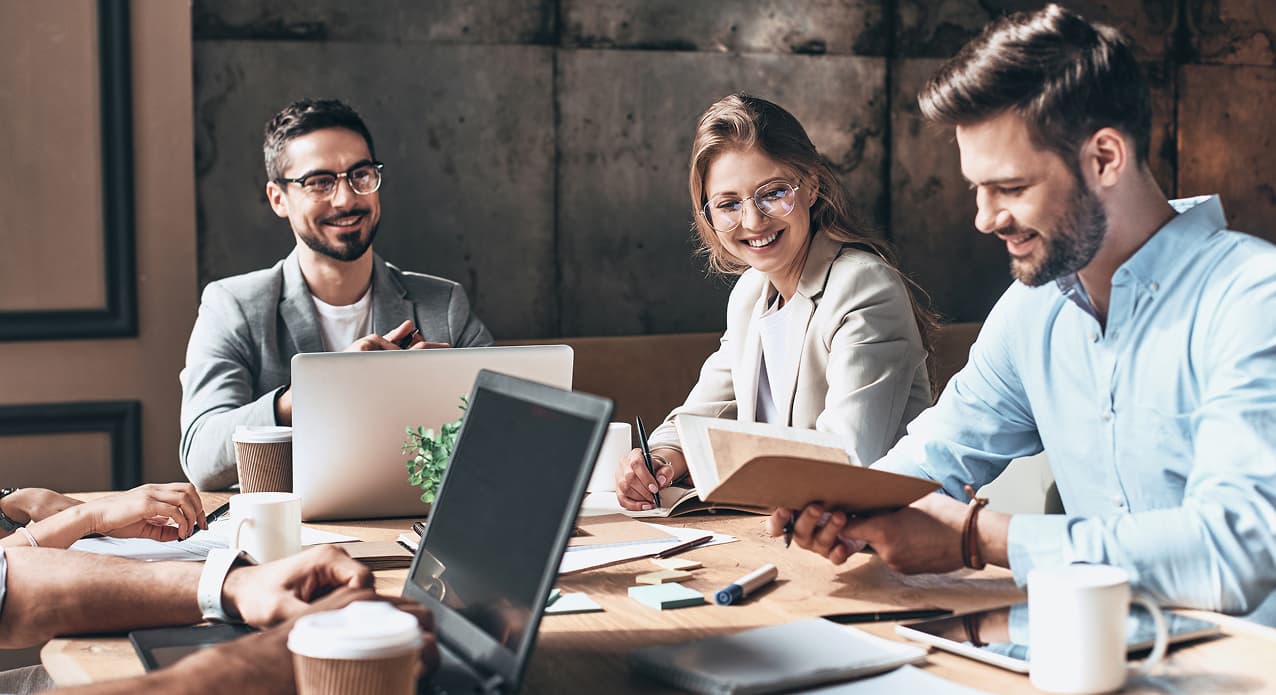 Team working together in the office – Qui sommes-nous section background